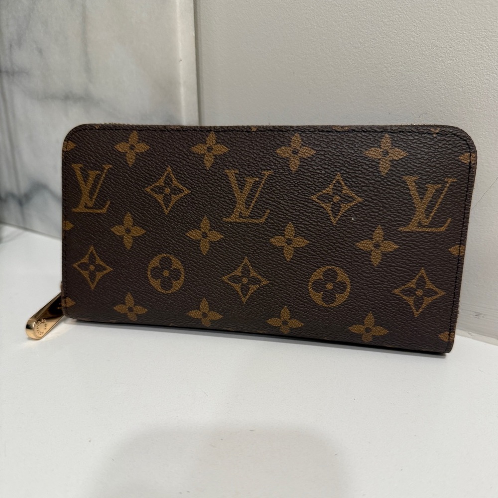 Louis Vuitton Zippy Wallet – Monogram Canvas (Authentic) - Picture 2 of 9